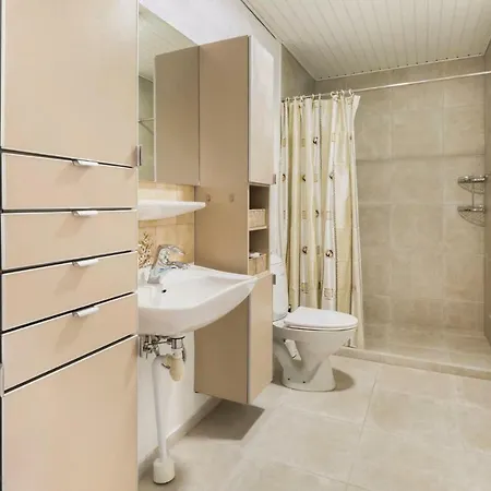 In Bording With 5 Bedrooms, Sauna And Indoor Swimming Pool בית נופש *