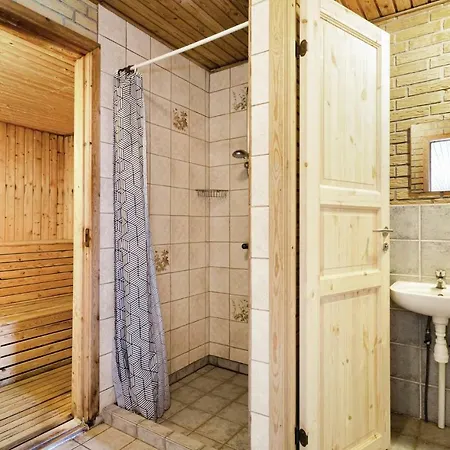 In Bording With 5 Bedrooms, Sauna And Indoor Swimming Pool בית נופש *