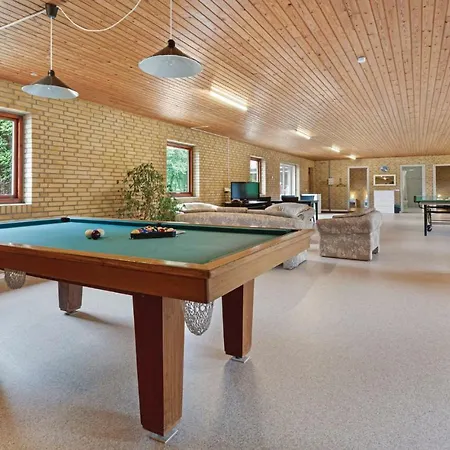 In Bording With 5 Bedrooms, Sauna And Indoor Swimming Pool בית נופש *