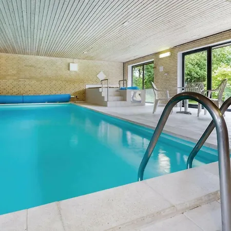 בית נופש In Bording With 5 Bedrooms, Sauna And Indoor Swimming Pool