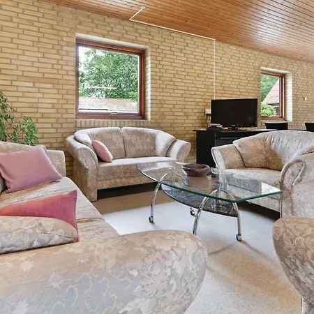 In Bording With 5 Bedrooms, Sauna And Indoor Swimming Pool בית נופש *