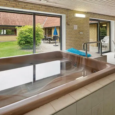 In Bording With 5 Bedrooms, Sauna And Indoor Swimming Pool בית נופש